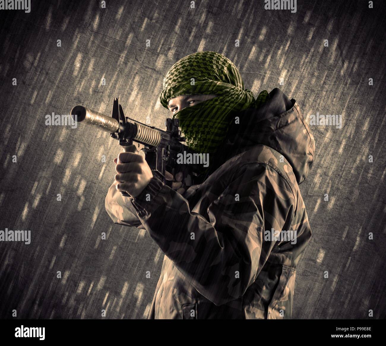 Nahaufnahme eines bewaffneten terroristischen Mann mit Maske an regnerischen Hintergrund Stockfoto