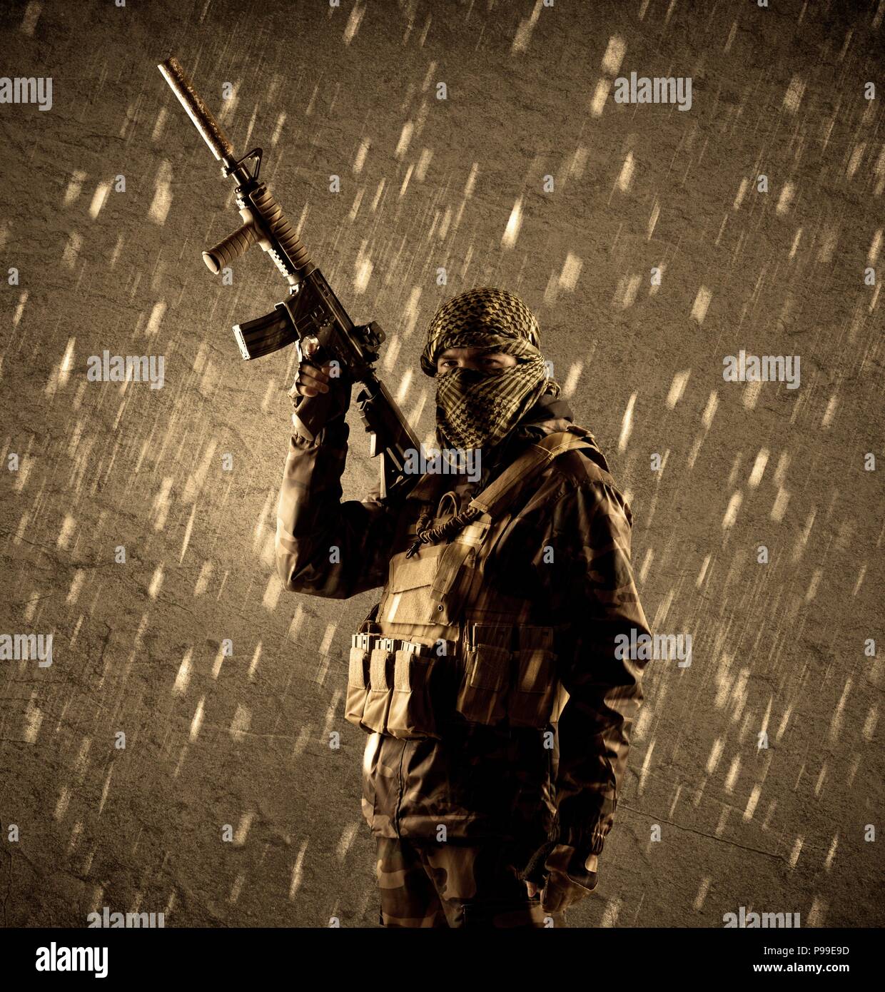 Portrait von gefährlichen schwer bewaffneten terroristischen Soldat mit Maske auf Grunge regnerischen Hintergrund Stockfoto
