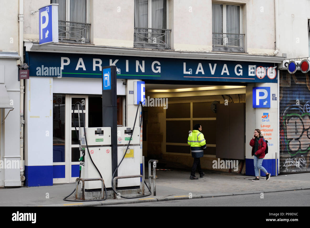 PARIS - PARIS - PARIS KLEINE GARAGE PARKPLATZ - TANKSTELLE IN PARIS - rue de Rivoli, Paris PARIS CAR STATION © Frédéric BEAUMONT Stockfoto