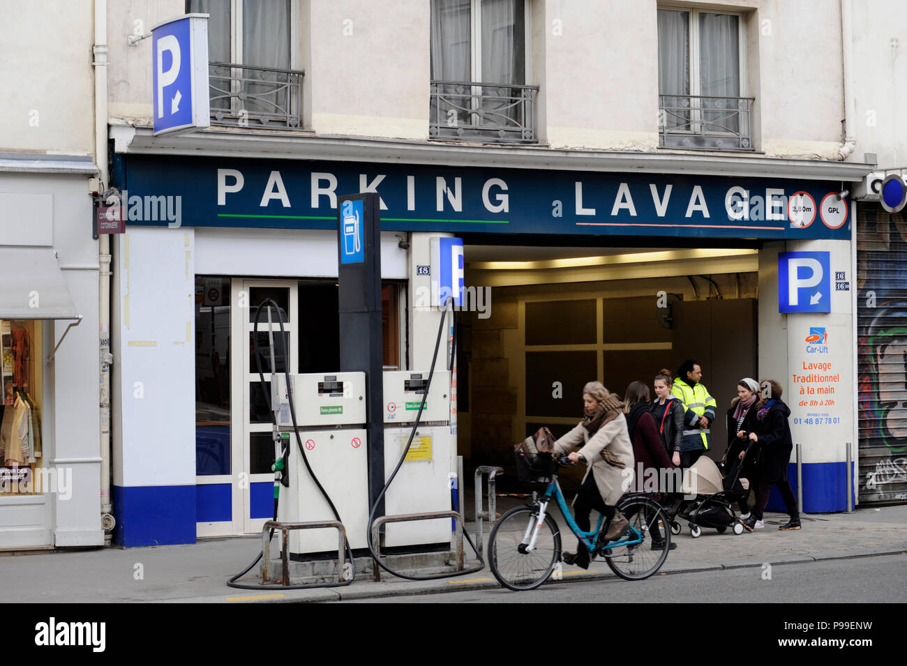 PARIS - PARIS - PARIS KLEINE GARAGE PARKPLATZ - TANKSTELLE IN PARIS - rue de Rivoli, Paris PARIS CAR STATION © Frédéric BEAUMONT Stockfoto