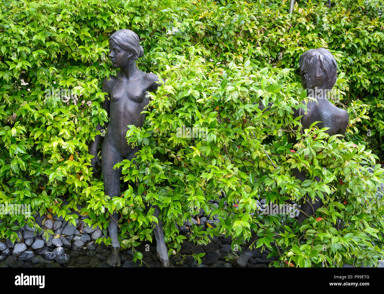 Garten Schloss Trauttmansdorff in Meran (Merano), Italien - 27. Juni 2018: Skulpturen, die Liebe im Garten Liebhaber der berühmten Botanischen Garten feiern. Stockfoto