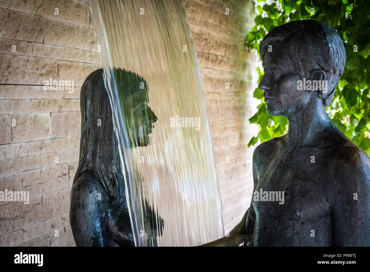 Skulpturen, die im Garten der Geliebten Garten von Schloss Trauttmansdorff in Meran (Meran), Südtirol, Norditalien Liebe feiern. Stockfoto