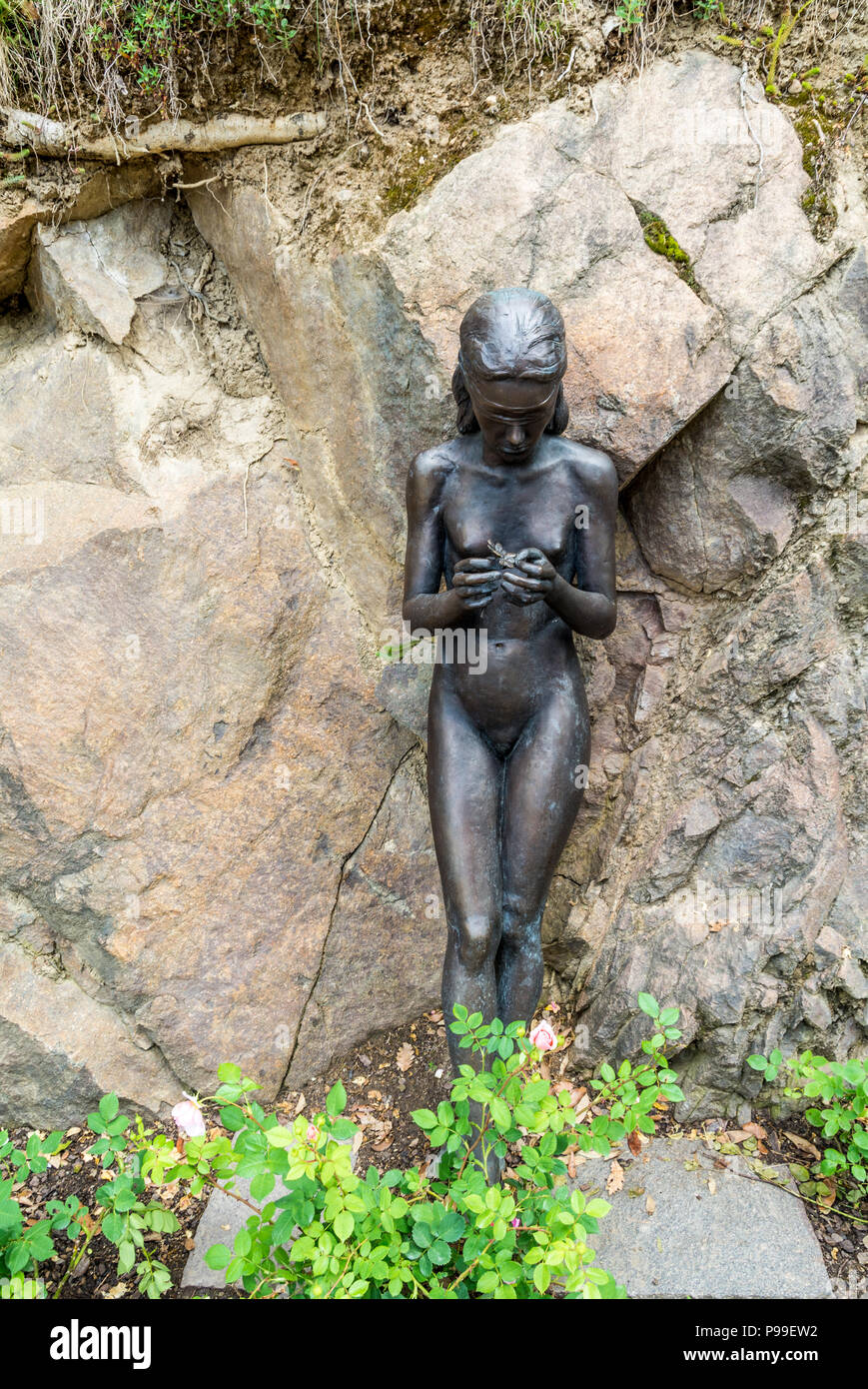 Skulpturen, die im Garten der Geliebten Garten von Schloss Trauttmansdorff in Meran (Meran), Südtirol, Norditalien Liebe feiern. Stockfoto
