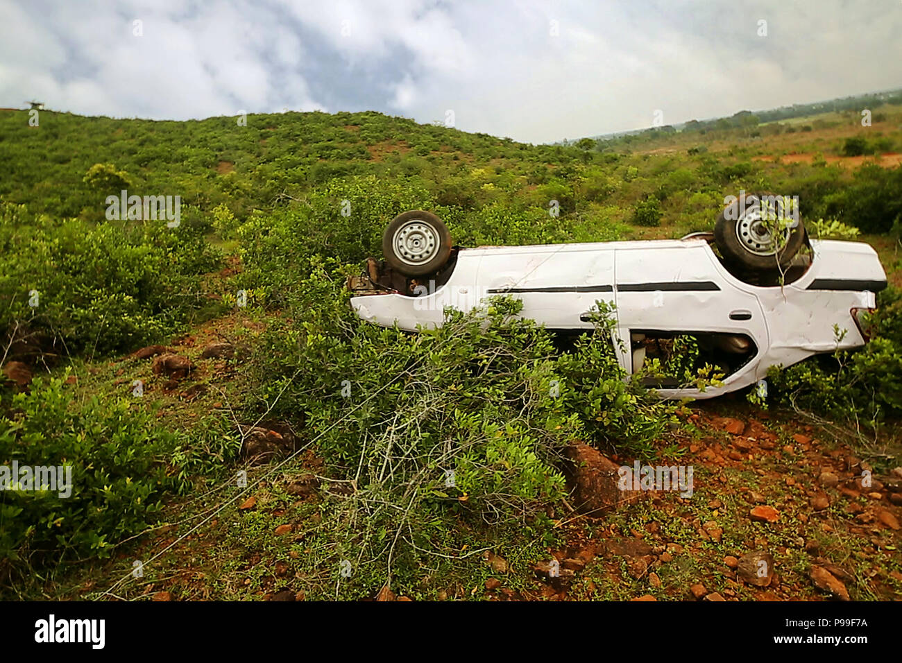 Unfall abgestürzt, eine Abgestürzte und rollte weißes Auto im Wald. Stockfoto