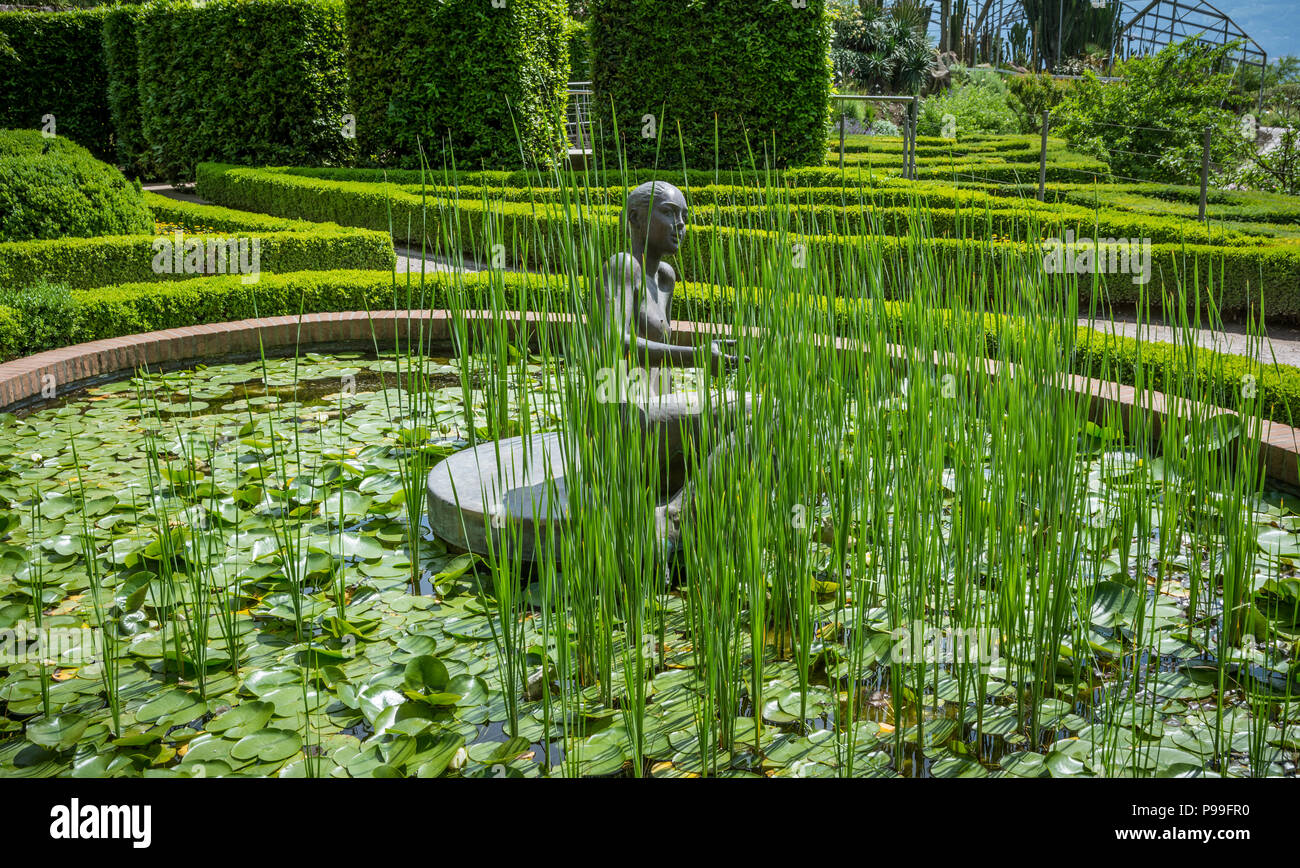 Garten Schloss Trauttmansdorff In Meran Merano Italien 27 Juni 2018 Die Romantische Seerosenteich In Den Garten Von Schloss Trauttmansdorff In Der Mitte Stockfotografie Alamy