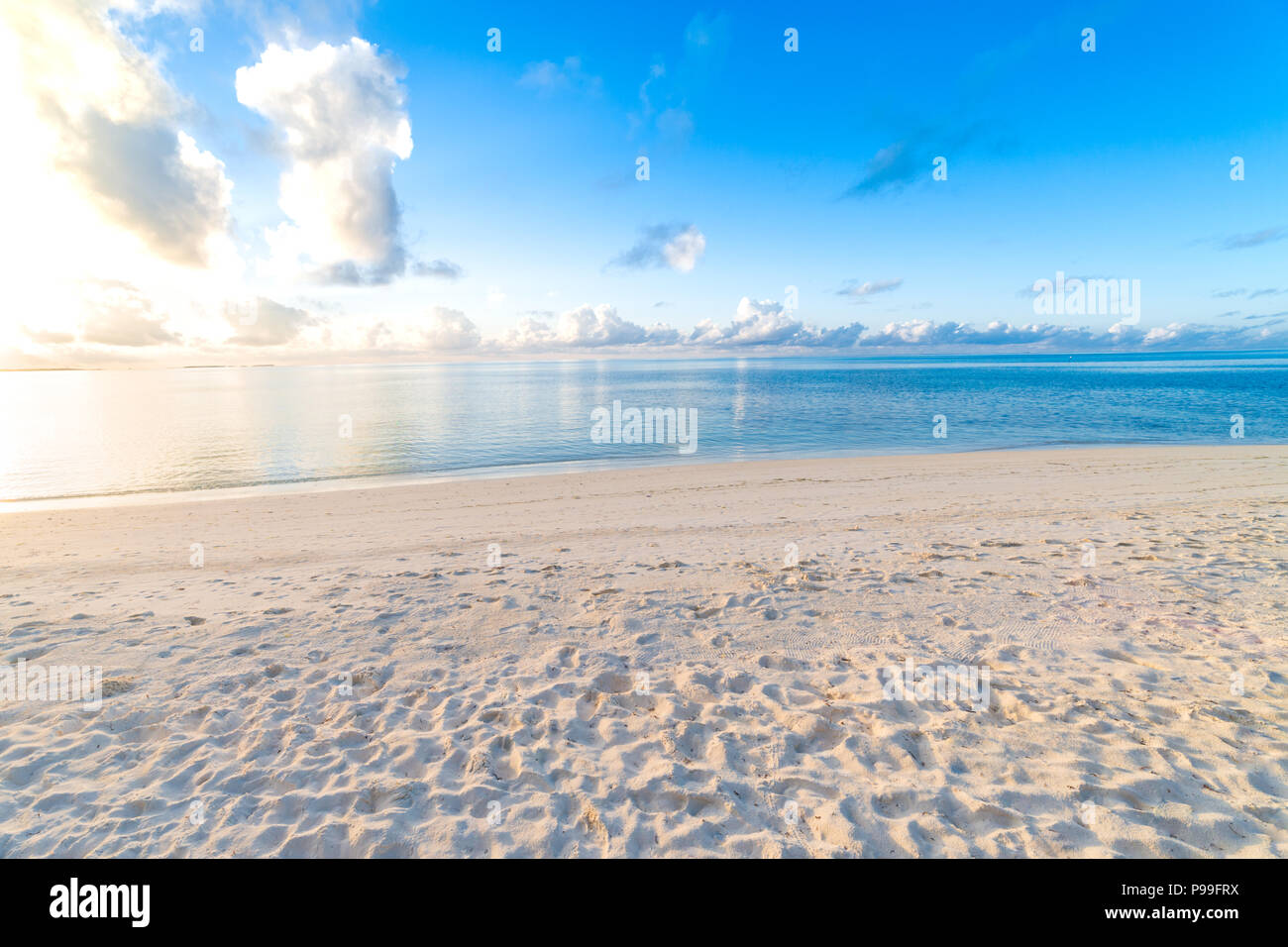 Ruhigen tropischen Strand, leere Sand mit Meerblick Stockfoto