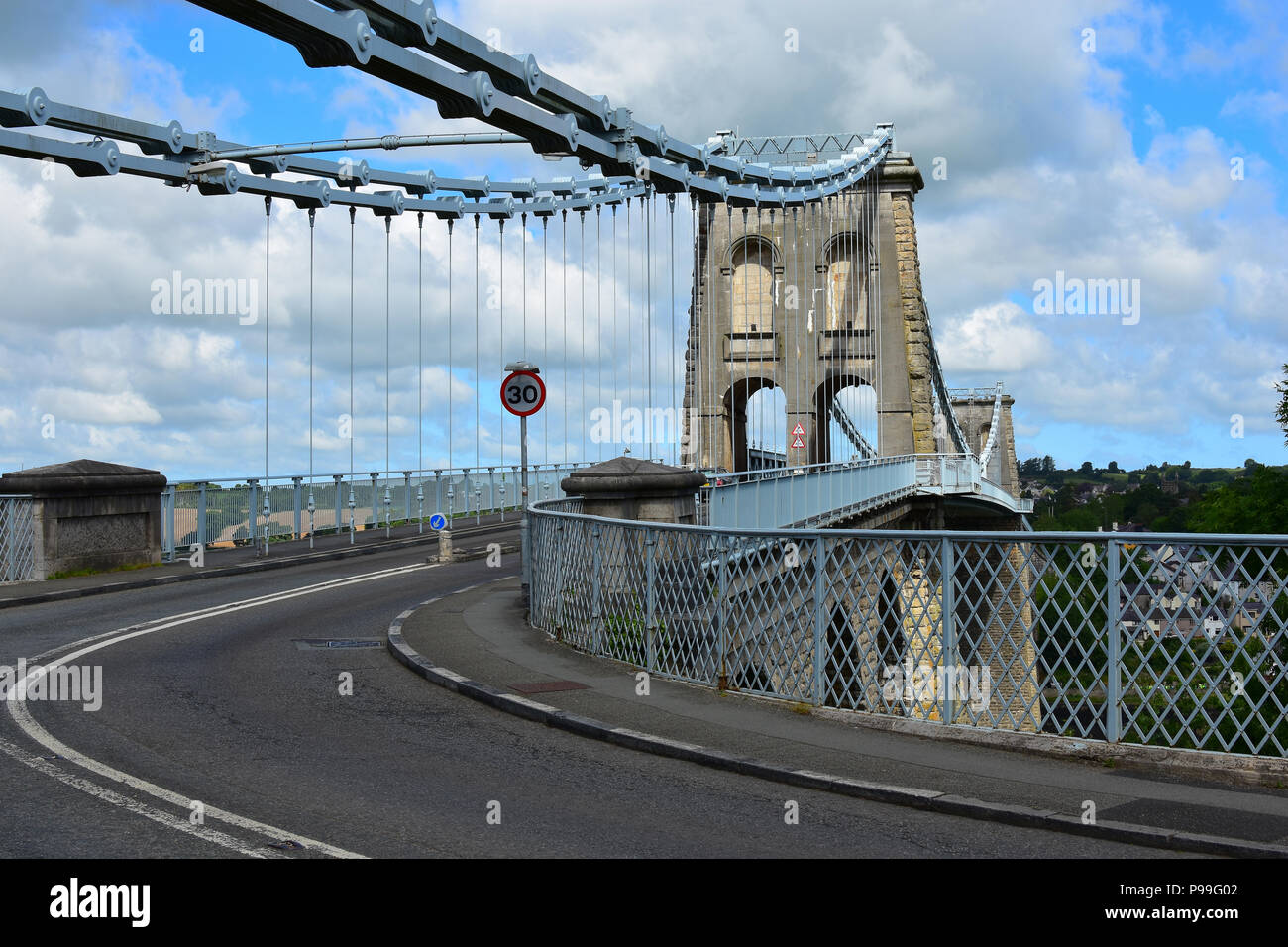 Südende der Menai Bridge überspannt die Menai Strait, Wales, Vereinigtes Königreich, Europa Stockfoto