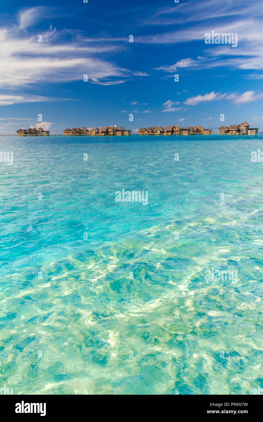 Perfekten, ruhigen Strand Szene auf den Malediven. Tropical Beach Hintergrund für Reisen und Tourismus Konzept und Sommer und Urlaub design Stockfoto