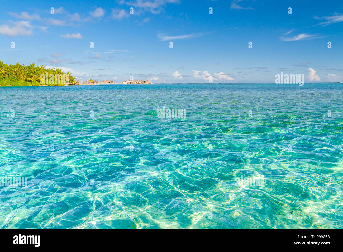 Perfekten, ruhigen Strand Szene auf den Malediven. Tropical Beach Hintergrund für Reisen und Tourismus Konzept und Sommer und Urlaub design Stockfoto