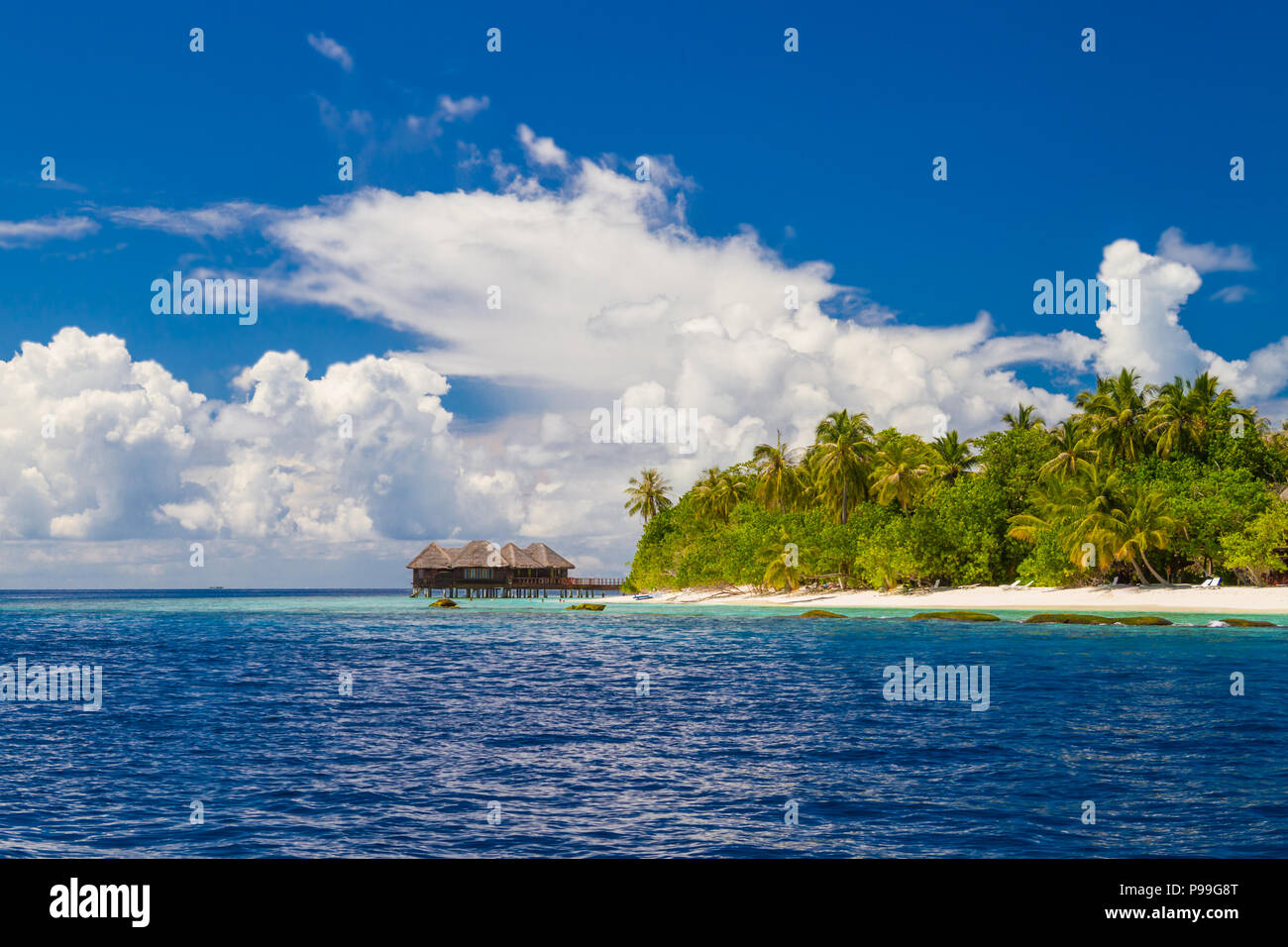 Fantastischen tropischen Strand. Blaues Meer und Luxus Wasser Bungalow mit Palmen und weißem Sand. Inspirational Strand Landschaft Stockfoto