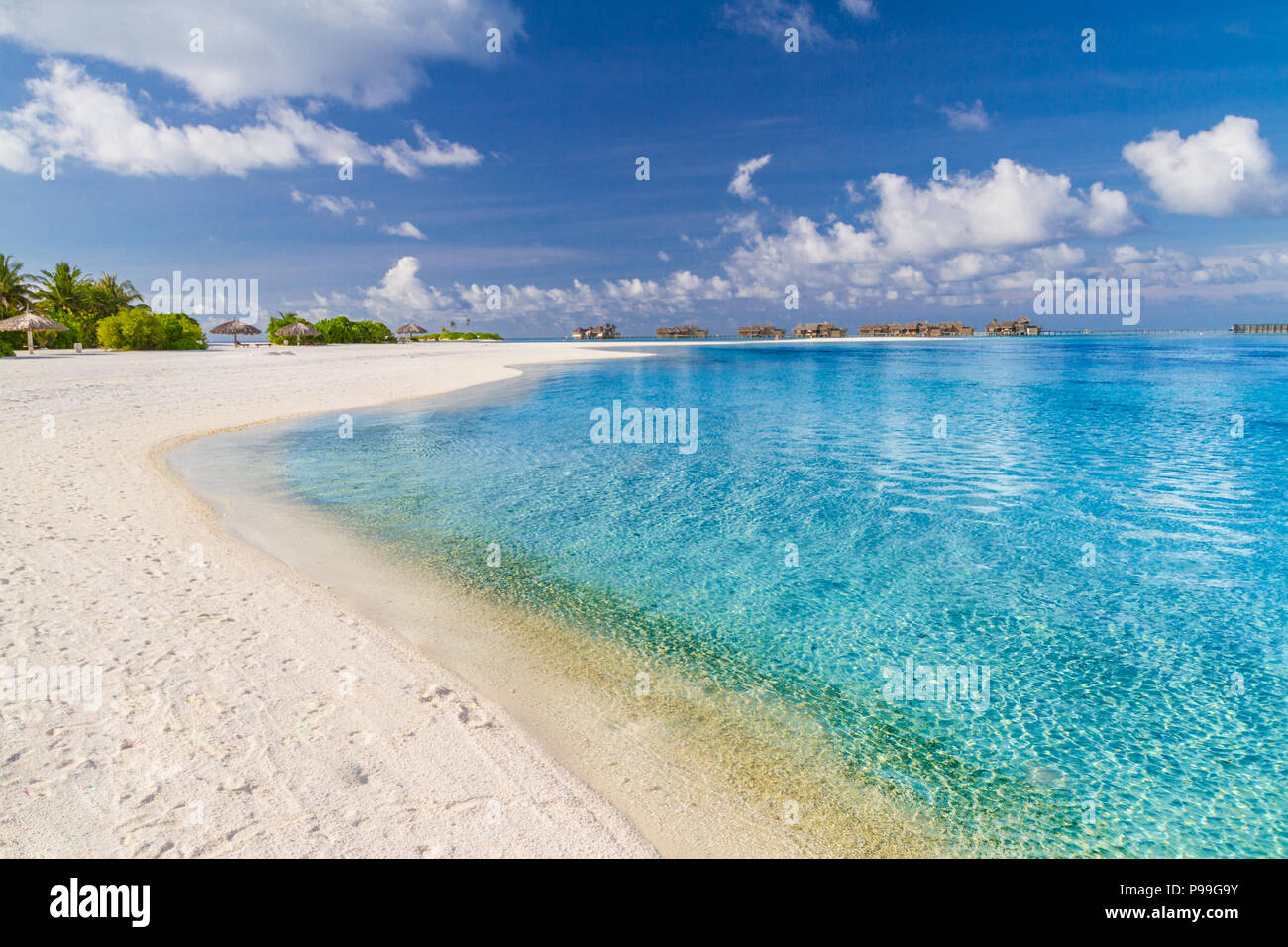 Perfekte tropische Landschaft, weichen Sandstrand und das blaue Meer Stockfoto
