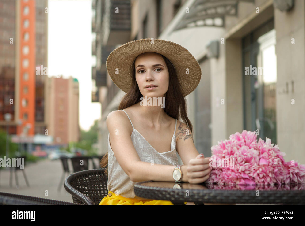 Schöne Mädchen mit einem Blumenstrauß in der Stadt Stockfoto