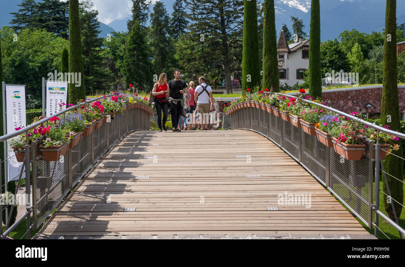 Garten Schloss Trauttmansdorff in Meran (Merano), Italien - 27. Juni 2018: Allee der Zugang zu den berühmten Schloss Trauttmansdorff botanischer Garten in Meran, South Tyro Stockfoto