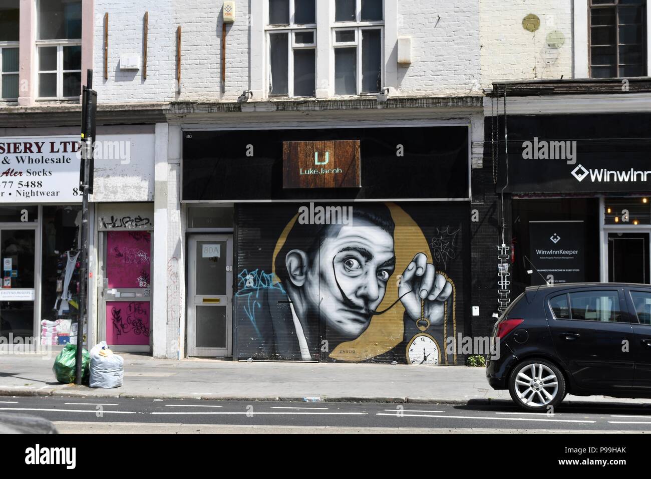 Geschäfte entlang Commercial Street in London. Stockfoto