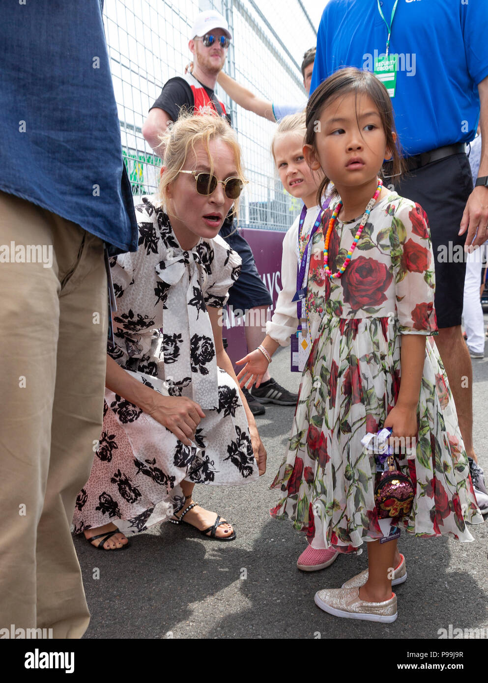New York Ny 15 Juli 2018 Schauspielerin Uma Thurman Und Tochter Luna Thurman Busson Besuchen Formel E Nyc Eprix Meisterschaft In Red Hook Stockfotografie Alamy