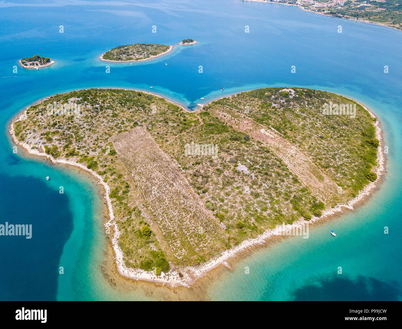 Luftaufnahme der Insel in der Form eines Herzens, Kroatien, Insel der Liebe, Otok Galesnnjak, Inselchen, Rock. Auch als Otok za Zaljubljene Stockfoto