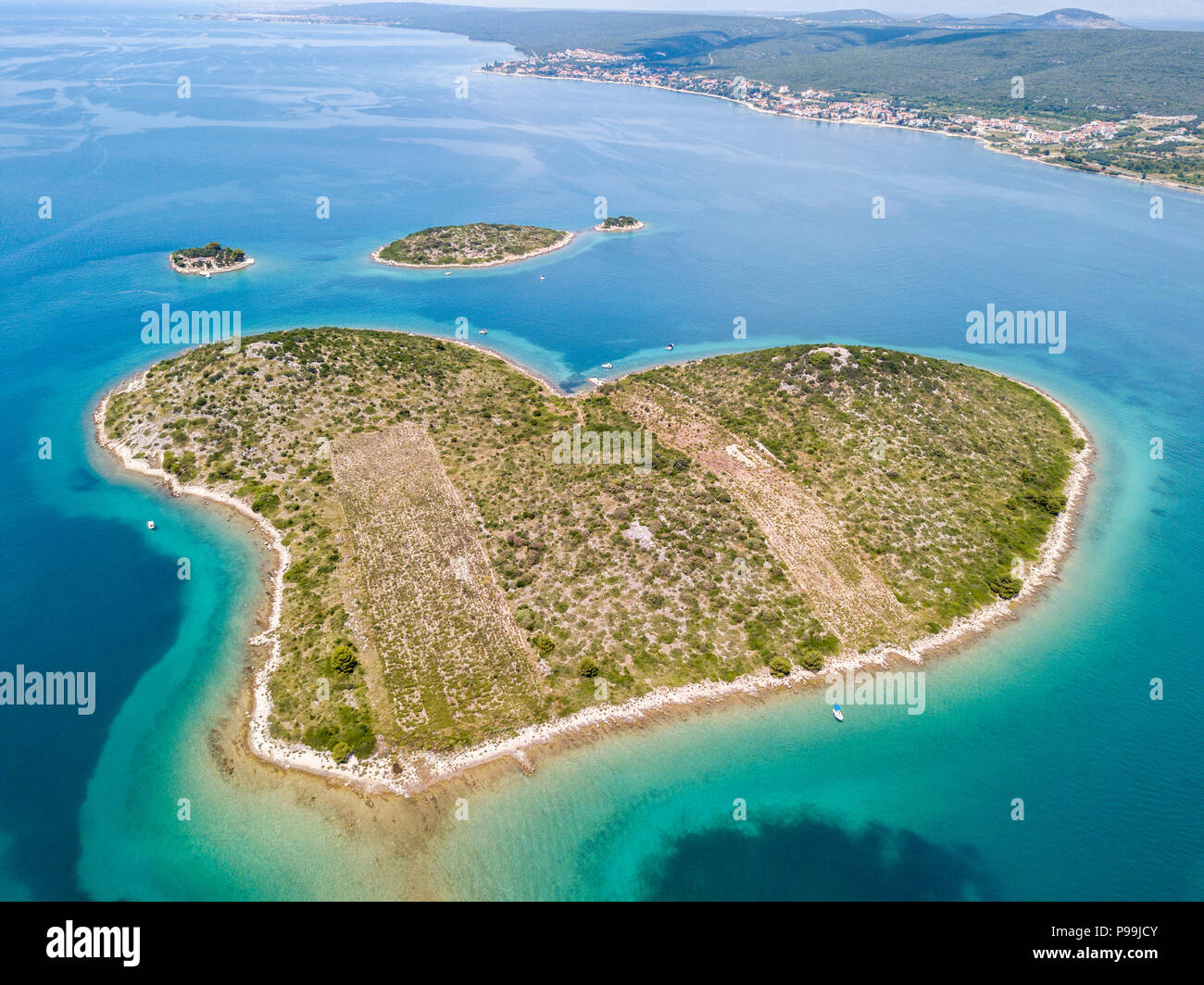 Luftaufnahme der Insel in der Form eines Herzens, Kroatien, Insel der Liebe, Otok Galesnnjak, Inselchen, Rock. Auch als Otok za Zaljubljene Stockfoto