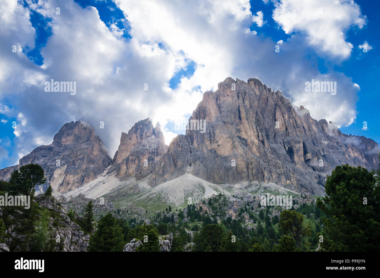 Langkofel Plattkofel Langkofel Dolomiten, Italien. Berggipfel unter Moody bewölkten Himmel in Dolomiten, Südtirol, Alto Adige Stockfoto