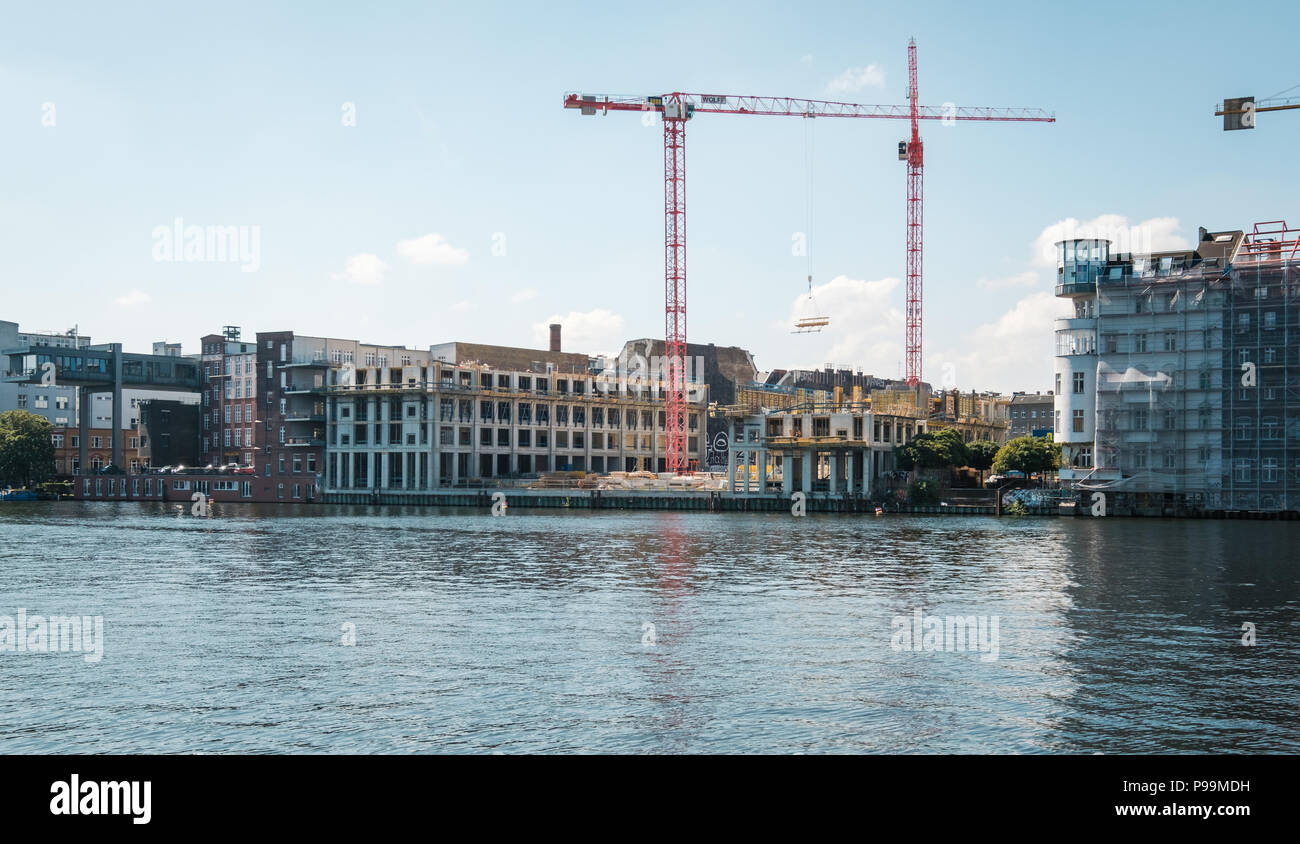 Berlin, Deutschland - Juli 2018: Baustelle des Zalando Hauptsitz an der Spree (cuvry Brache) in Berlin Kreuzberg. Stockfoto