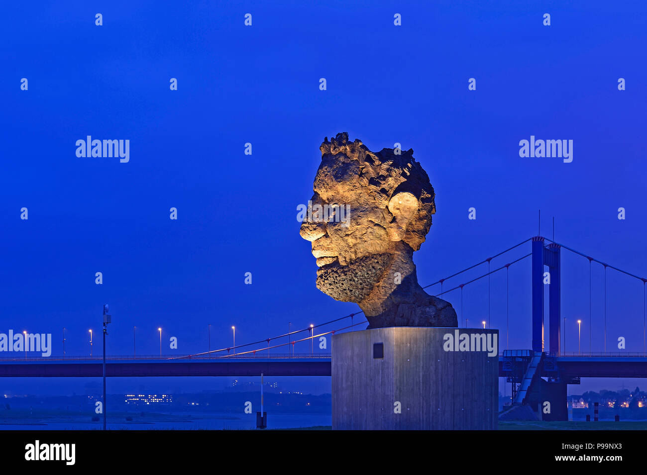 Deutschland, Nordrhein-Westfalen - Bronze Skulptur Echo des Poseidon in Duisburg-Ruhrort Stockfoto