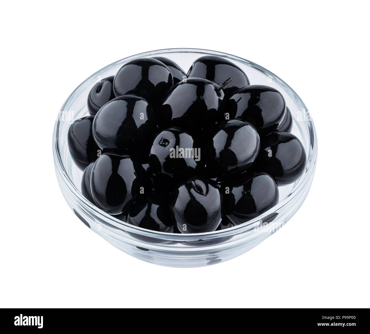 Schwarze Oliven isoliert auf weißem Hintergrund mit Freistellungspfad Stockfoto