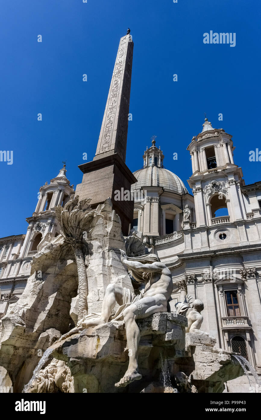 Piazza Navona Platz, Berninis 4 Flüsse Brunnen und ägyptischer Obelisk vor Borromini's Saint Agnese in Agone Kirche. Rom, Italien, Europa, EU. Stockfoto