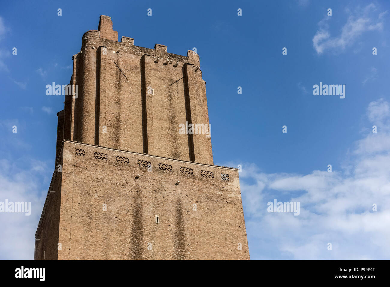 Turm der Miliz "Torre delle Milizie" ist ein befestigter Turm und ein mittelalterliches Denkmal. Rom, Italien, Europa, Europäische Union, EU. Blauer Himmel, Kopierbereich Stockfoto