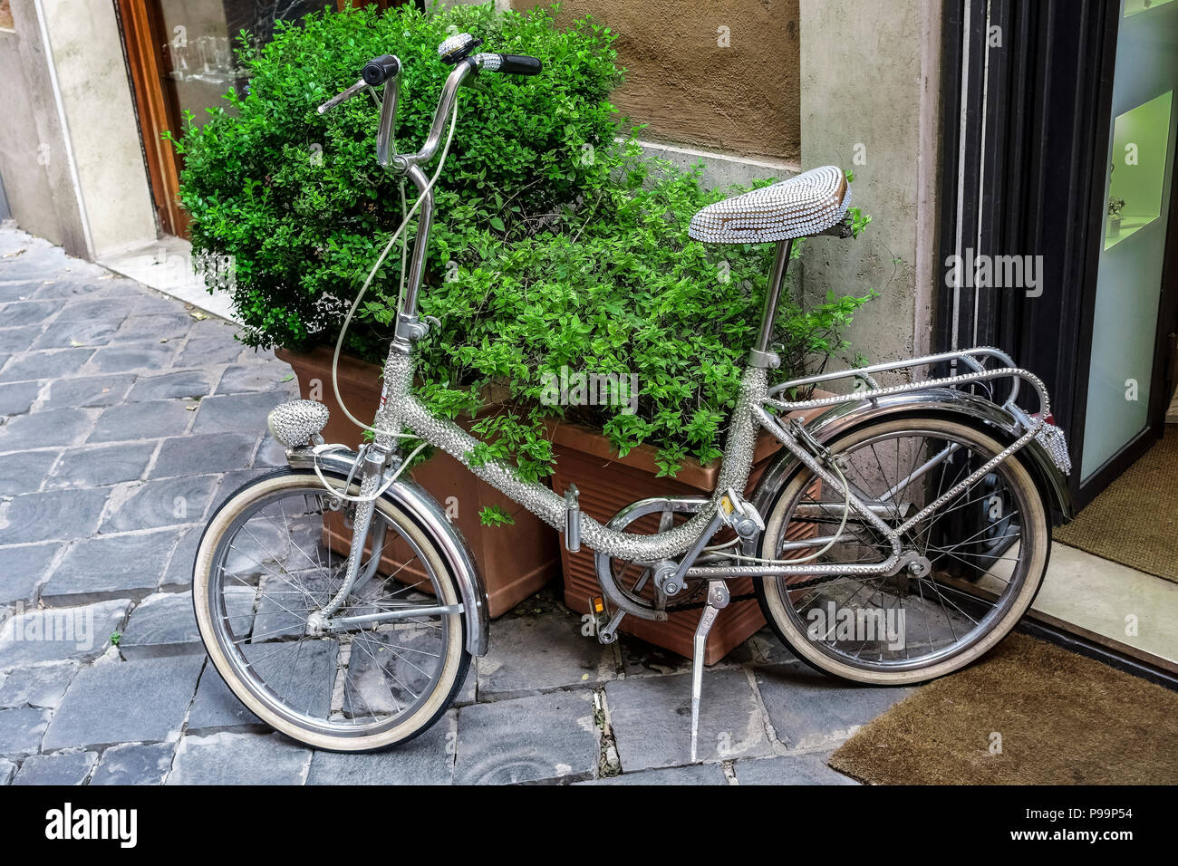 Strass Fahrrad vor einem Geschäft geparkt. Alternative ökologische tran Sport. Umweltfreundliches Konzept. Ungewöhnlich, cool, schrullig. Rom, Italien, Europa, EU. Stockfoto