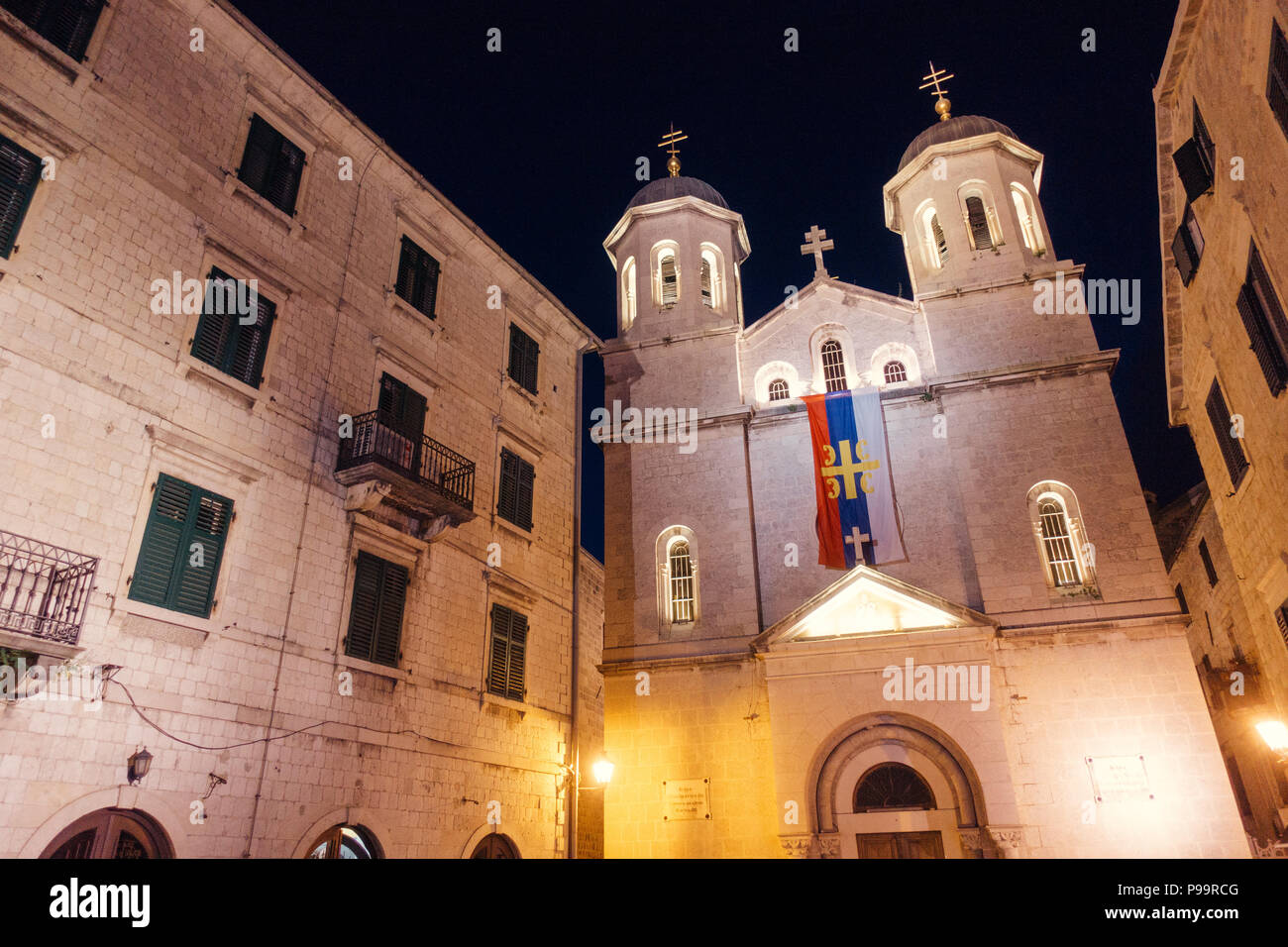 Der weiße Stein Ziegel Saint Nicholas Orthodoxe Kirche in der Altstadt von Kotor, Montenegro, abends beleuchtet Stockfoto