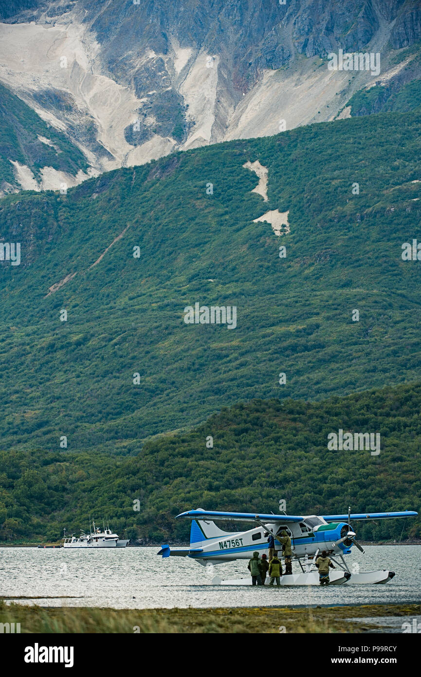 Abenteuer Reisende in Alaska aus einem Meer Flugzeug in Geographic Harbor, Katmai National Park, Alaska. Berg Asche aus dem novarupta Vulkan Stockfoto