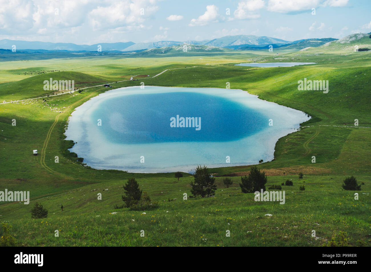 Die kontrastierenden blaue Farbtöne der Vražje jezero (Devil's Lake) im Nationalpark Durmitor, Montenegro Stockfoto