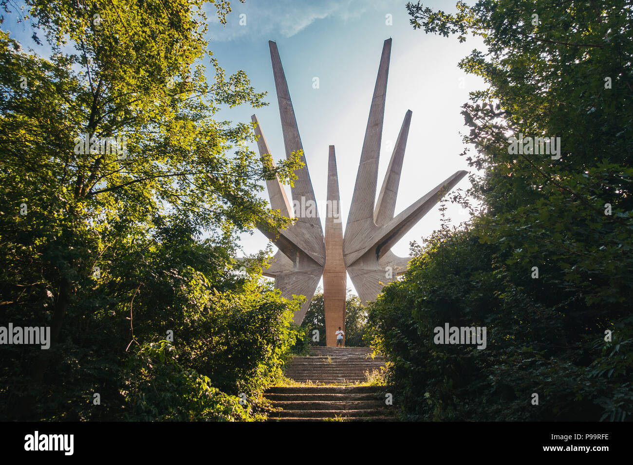 Das hoch aufragende Denkmal für die Gefallenen der Loslösung, Kosmaj versteckt inmitten einige Bäume auf der Straße in Serbien Stockfoto