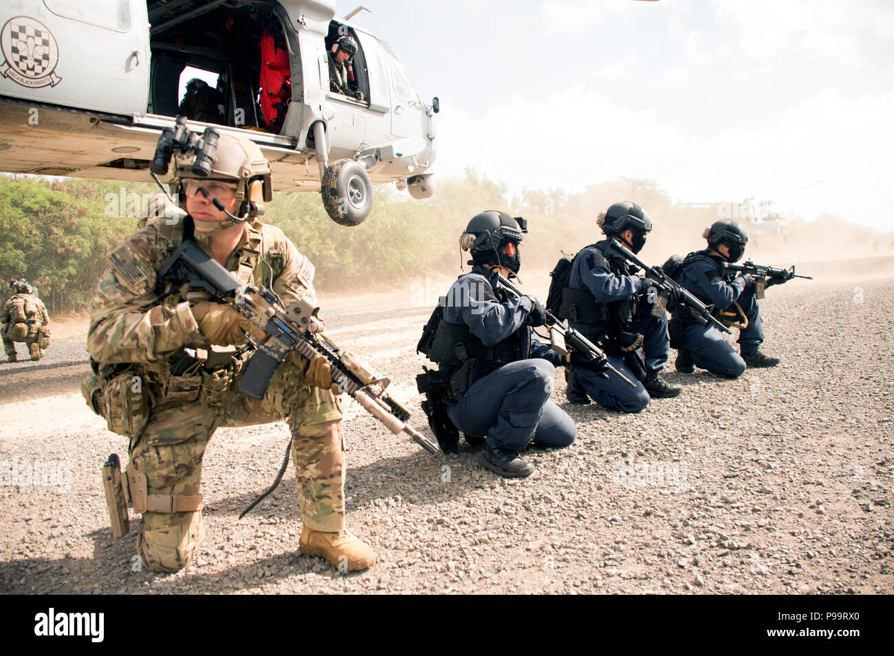 180705-N-BQ 308-0132 FALTENBALG AIR FORCE STATION, Hawaii (5. Juli, 2018) ein Soldat von 1St Battalion der US Army, 1 Special Forces Group (ABN) und multinationalen disembarks Special Operations Forces (SOF) von einem MH-60S Hubschrauber kämpft Positionen, während mit multinationalen Partnern während der Rand der Pazifischen (Rimpac) Übung, 5. Juli dauern. 25 Nationen, 46 Schiffe, 5 U-Boote, über 200 Flugzeuge und 25.000 Angestellte beteiligen sich an Rimpac vom 27. Juni bis 2. August in und um die hawaiischen Inseln und Südkalifornien. Die weltweit größte internationale maritime exe Stockfoto