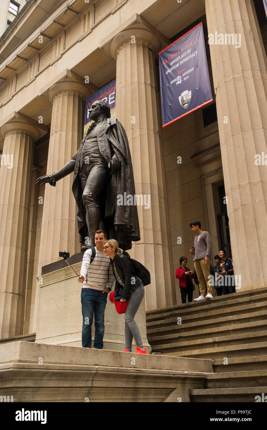 Mit selfie stick Federal Hall in New York City Stockfoto