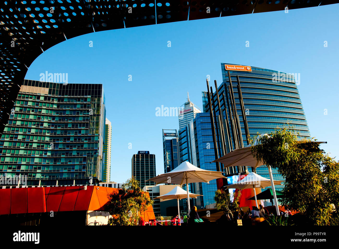 PERTH, AUSTRALIEN - 11. Juli 2018: Stadtbild von Gewerbe und neu gebaute Yagan Square Stockfoto