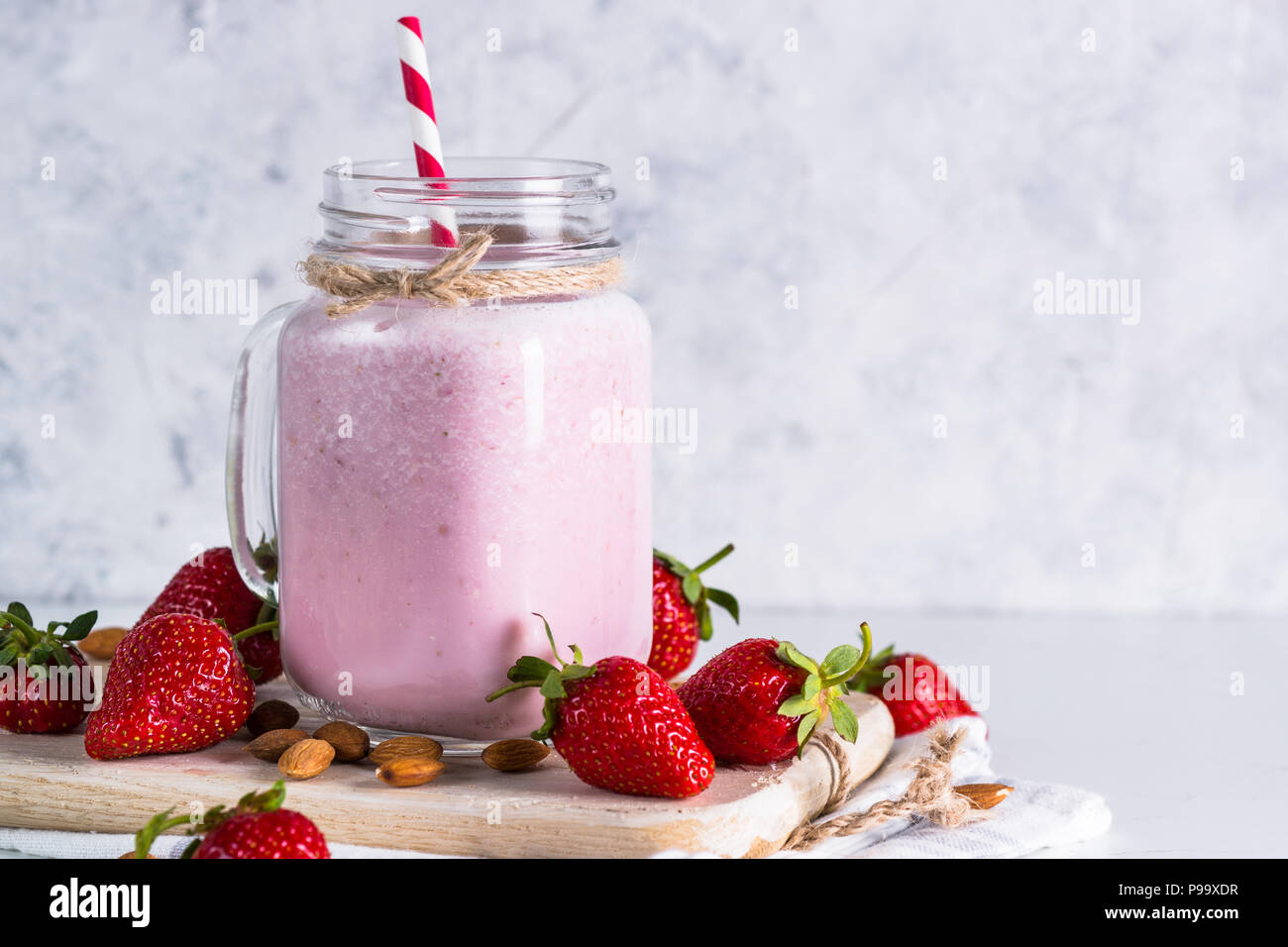 Erdbeer Banane Milchshake oder Smoothie in Mason jar. Ernährung Bioprodukte. Stockfoto