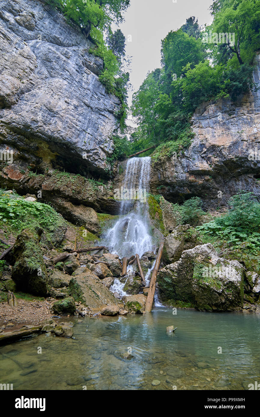 Wasserfall Universität. Höhe ca. 20 Meter. Nordkaukasus Russland Stockfoto