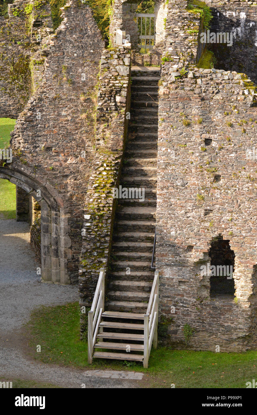 Schloss Schritte vor der Attika an Restormal Schloss, in Cornwall. Stockfoto