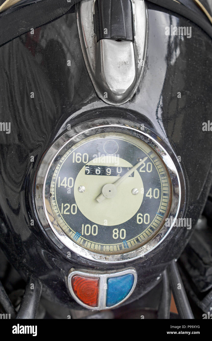 Klassische Oldtimer Motorrad tacho am Scheinwerfer Stockfotografie - Alamy