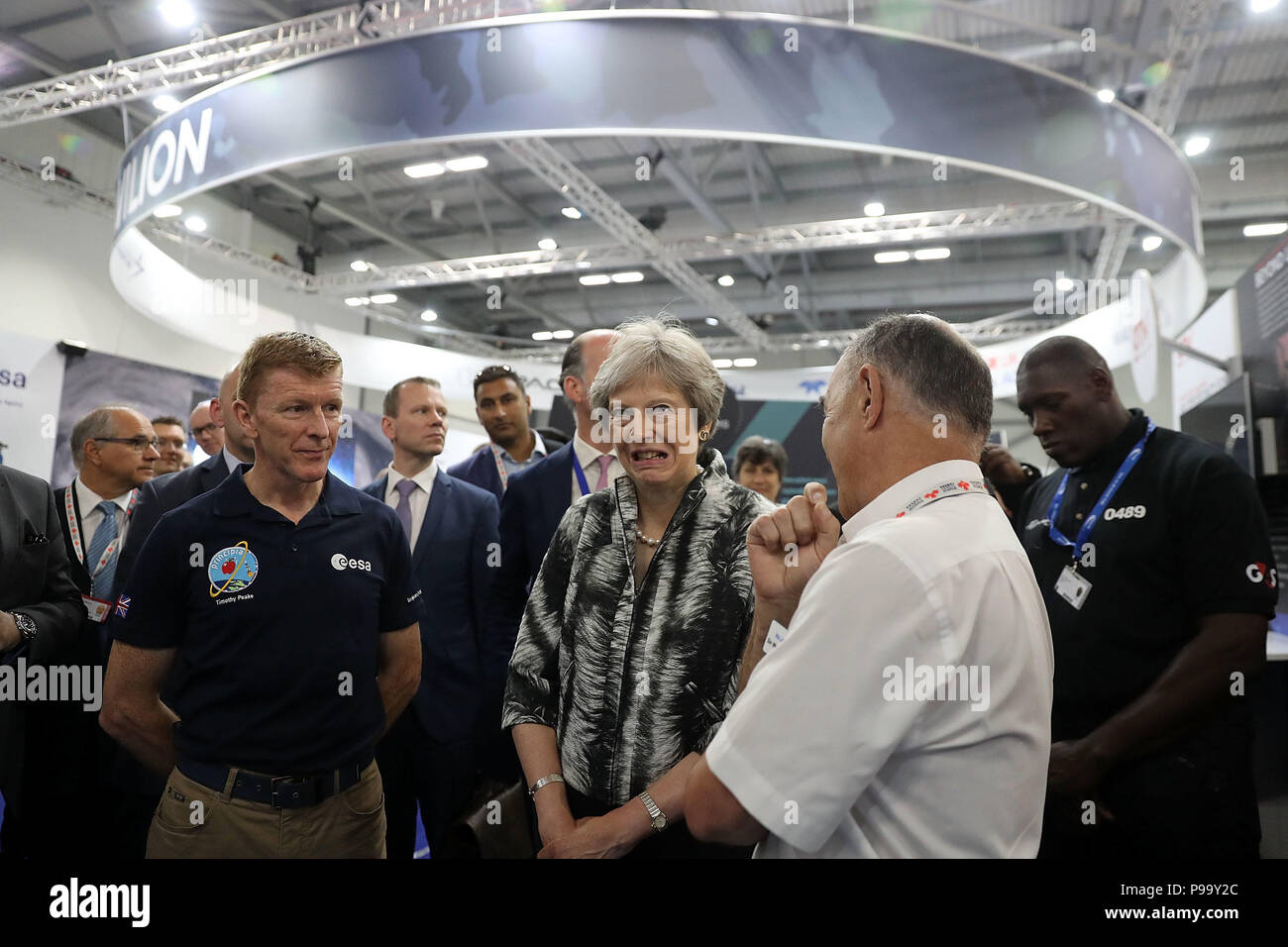 Esa-Astronauten Tim Peake (links) spricht mit Ministerpräsident Theresa May, wie sie der Farnborough International Airshow in Hampshire wird geöffnet. Stockfoto