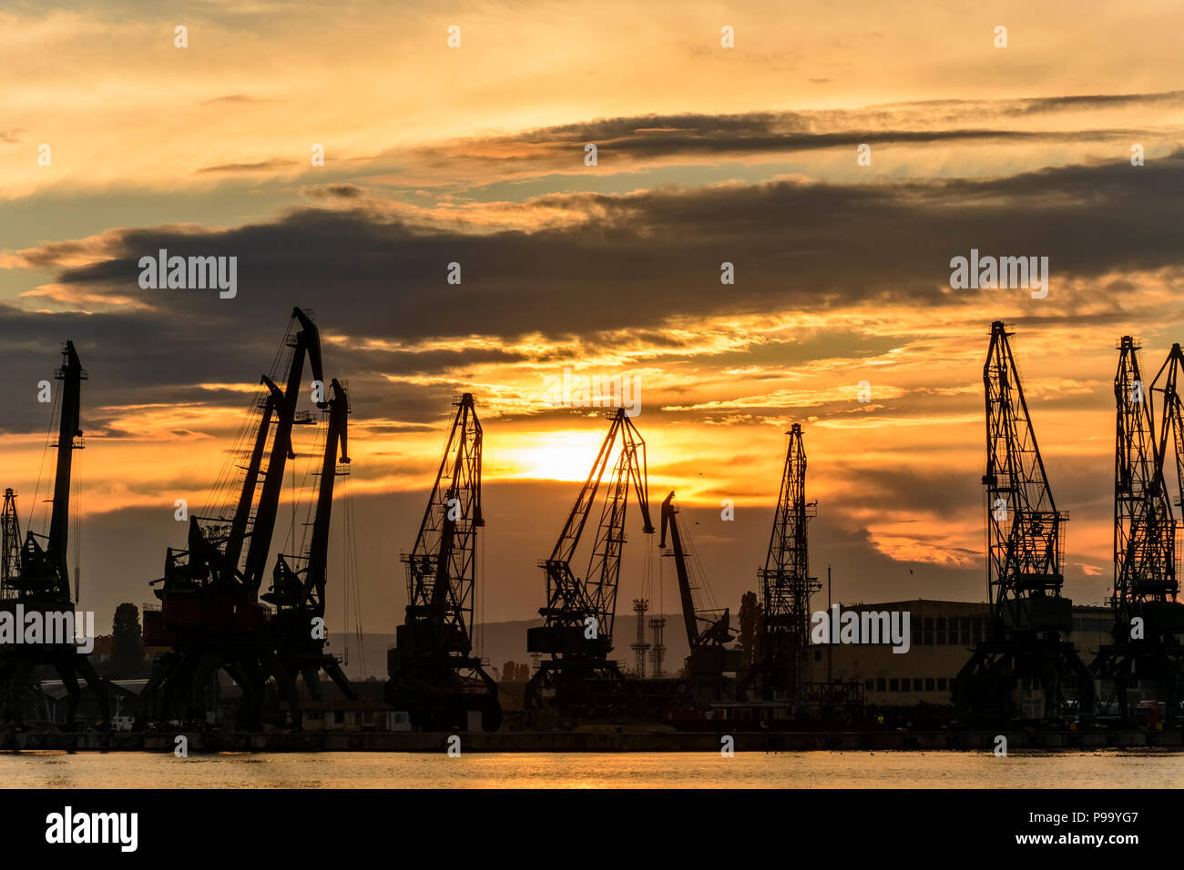 Krane Silhouette in der Varna Hafen bei Sonnenuntergang Stockfoto