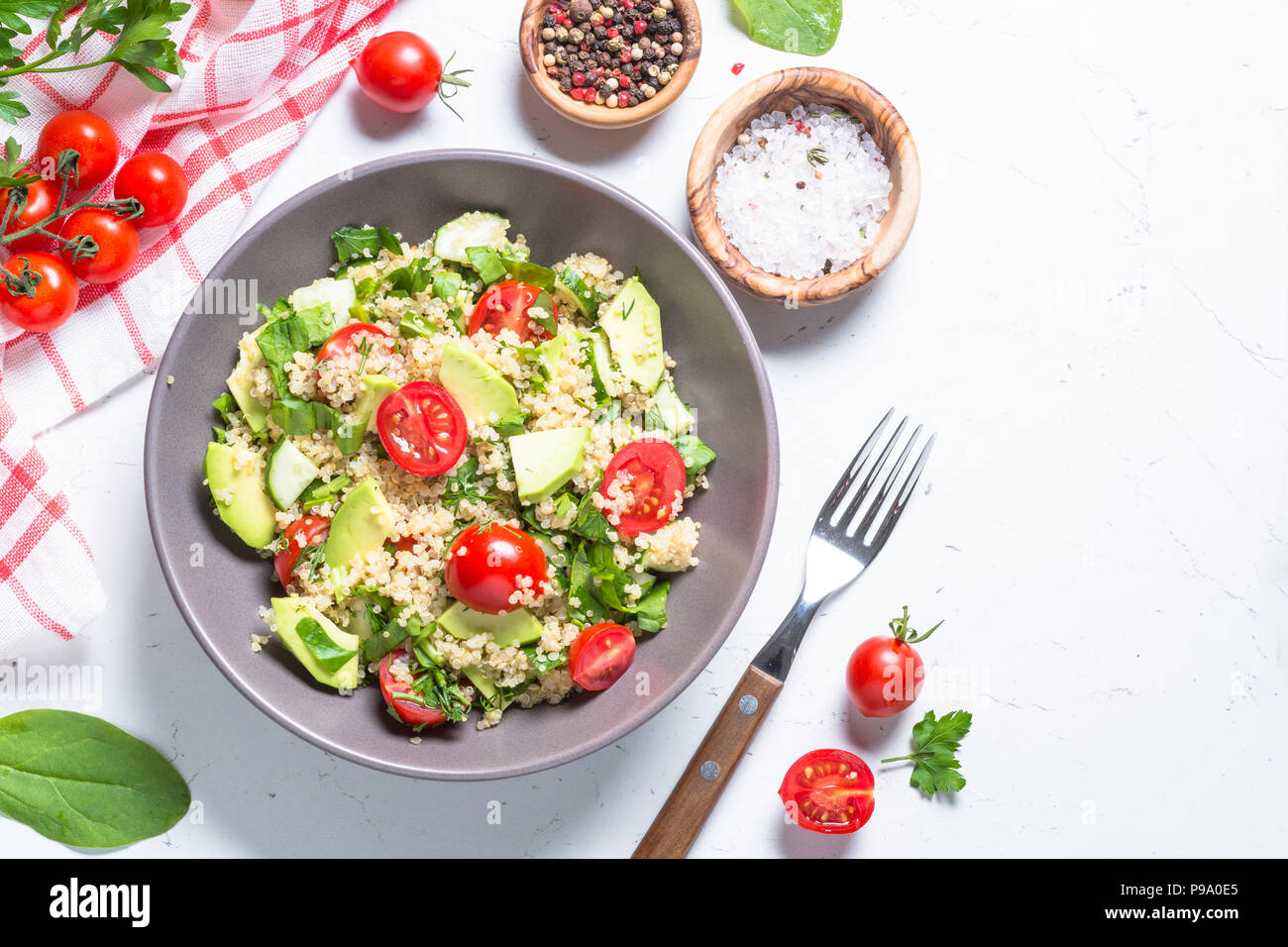 Veganes essen. Quinoa Salat mit Spinat, Avocado und Tomaten auf weißem Hintergrund. Ansicht von oben mit der Kopie. Stockfoto
