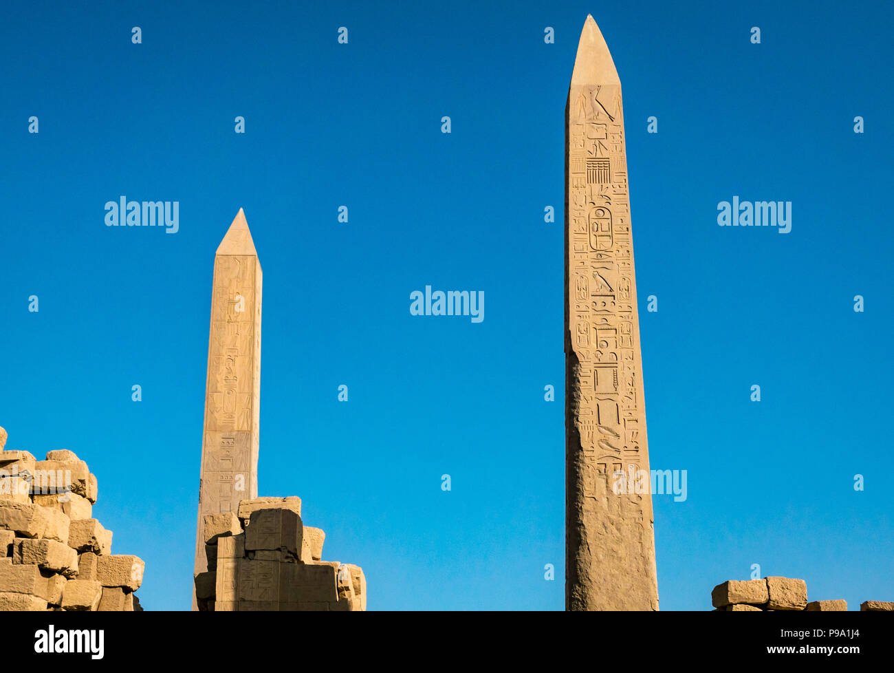 Ägyptische Hieroglyphen auf dem großen Obelisken, Karnak Tempel. Luxor, Ägypten, Afrika Stockfoto