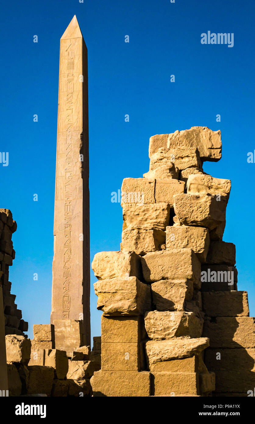 Ägyptische Hieroglyphen auf der großen Granit Obelisk, Karnak Tempel. Luxor, Ägypten, Afrika Stockfoto