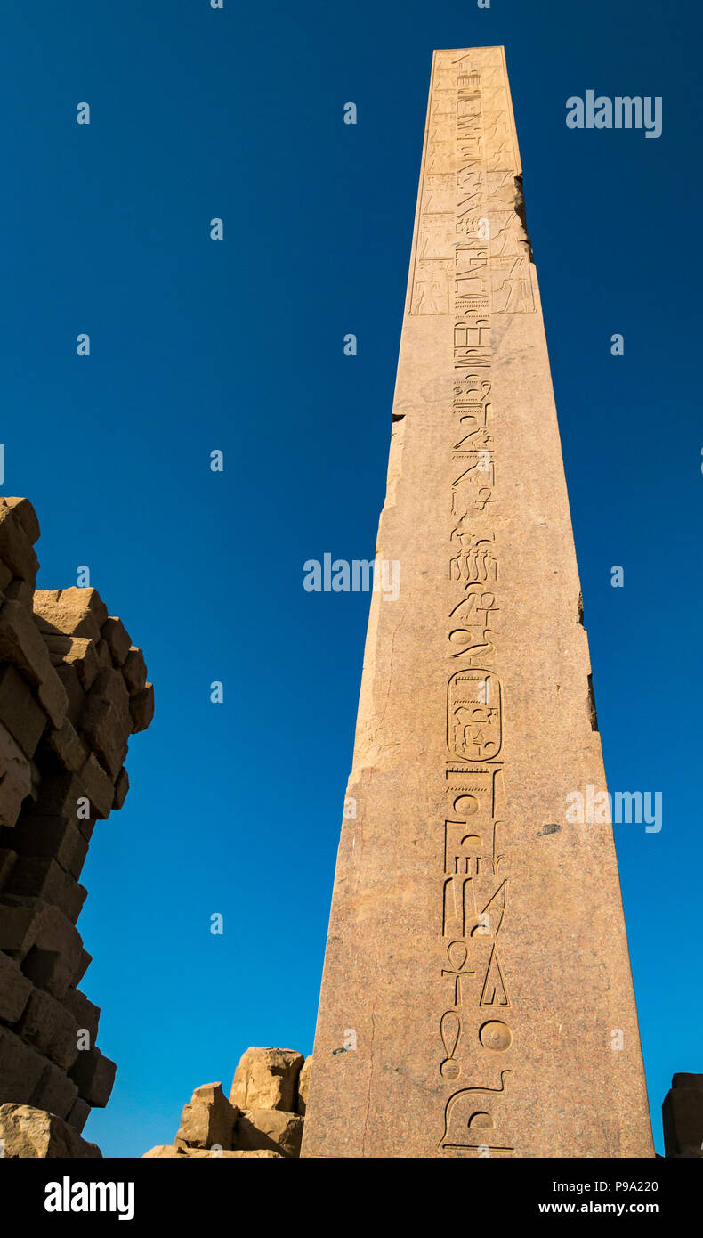 Ägyptische Hieroglyphen auf der großen Granit Obelisk, Karnak Tempel. Luxor, Ägypten, Afrika Stockfoto
