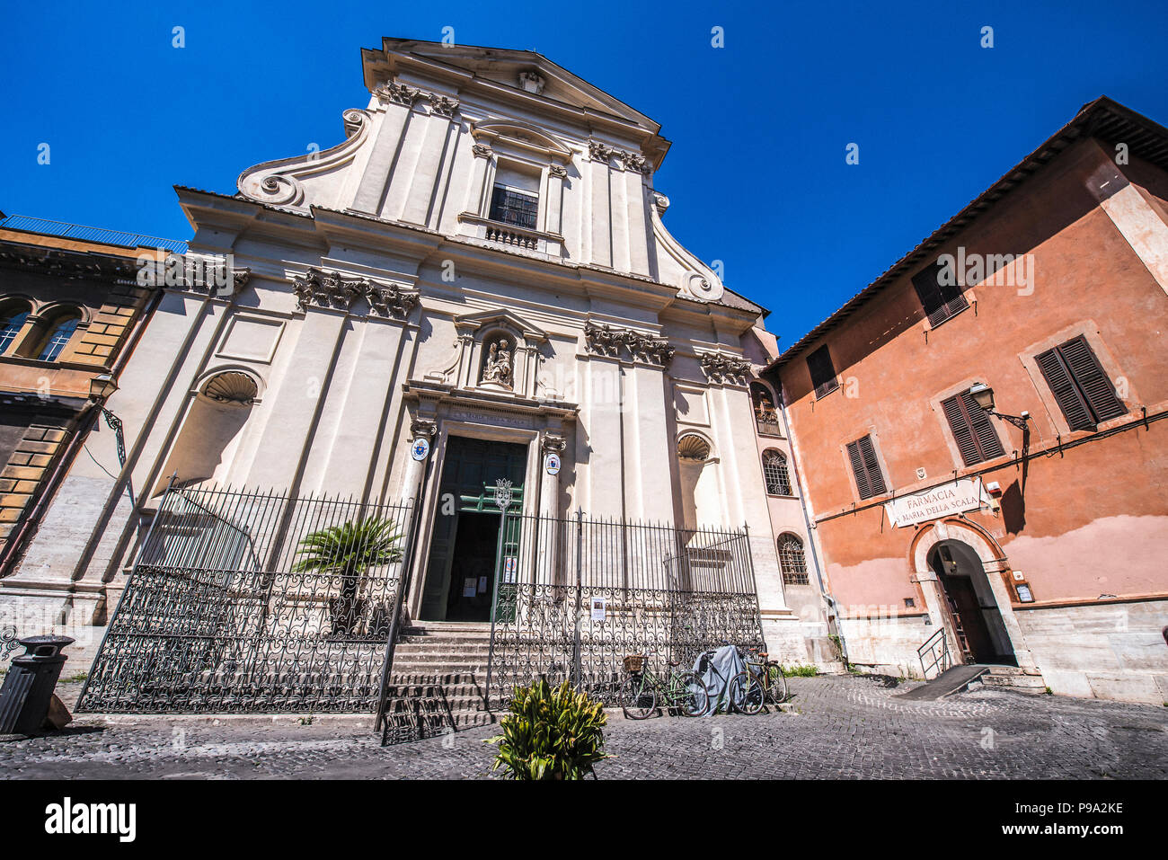 Piazza della Scala, mit dem Gesicht von der Kirche Santa Maria della Scala auf der linken und der alten Apotheke Santa Maria della Scala auf der rechten Seite, im Viertel Trastevere, Rom, Italien Stockfoto