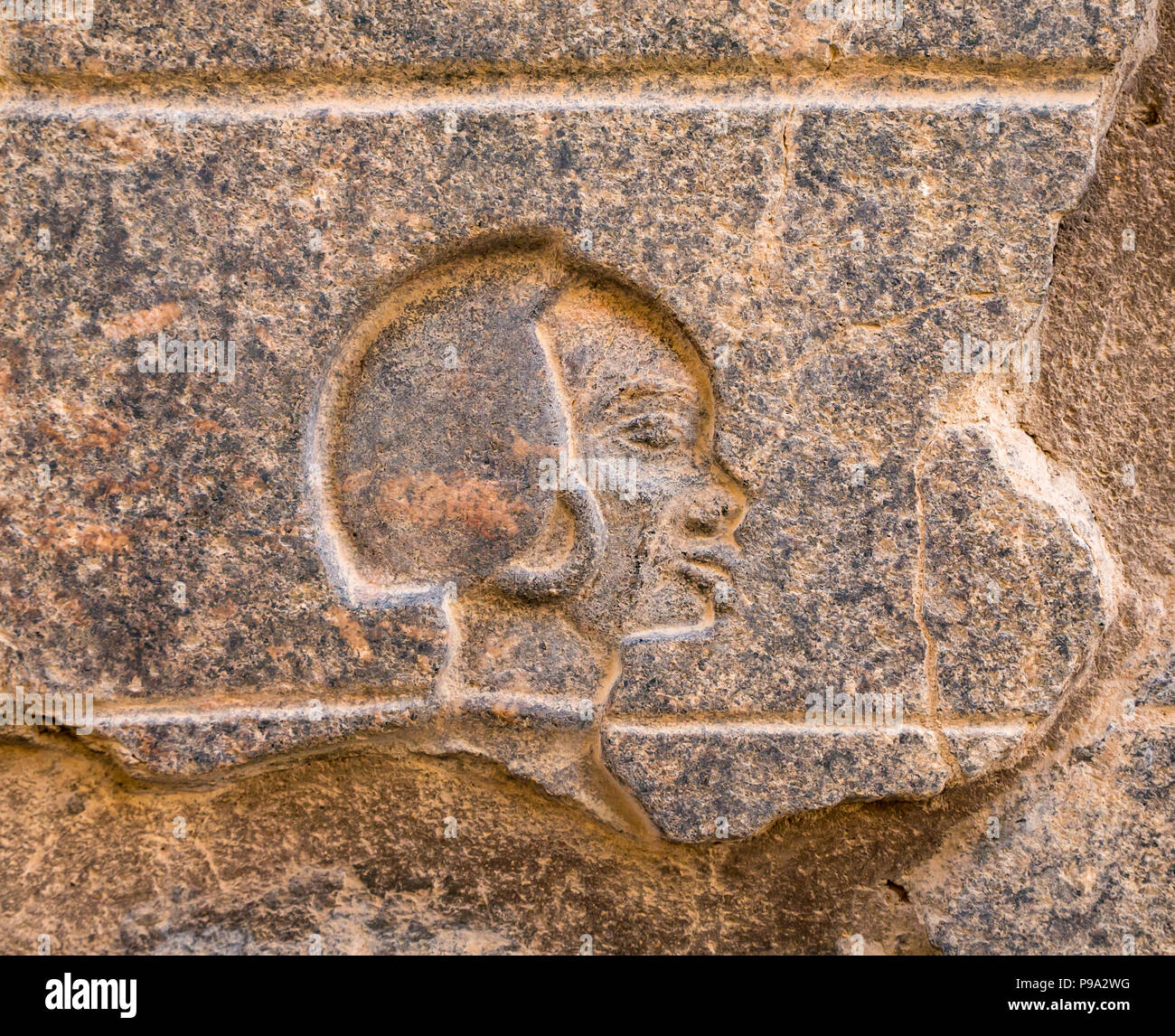 Nahaufnahme Detail der Nubischen slave Carving in ägyptischen Hieroglyphen, geschnitzten Tempel von Luxor, Luxor, Ägypten, Afrika Stockfoto