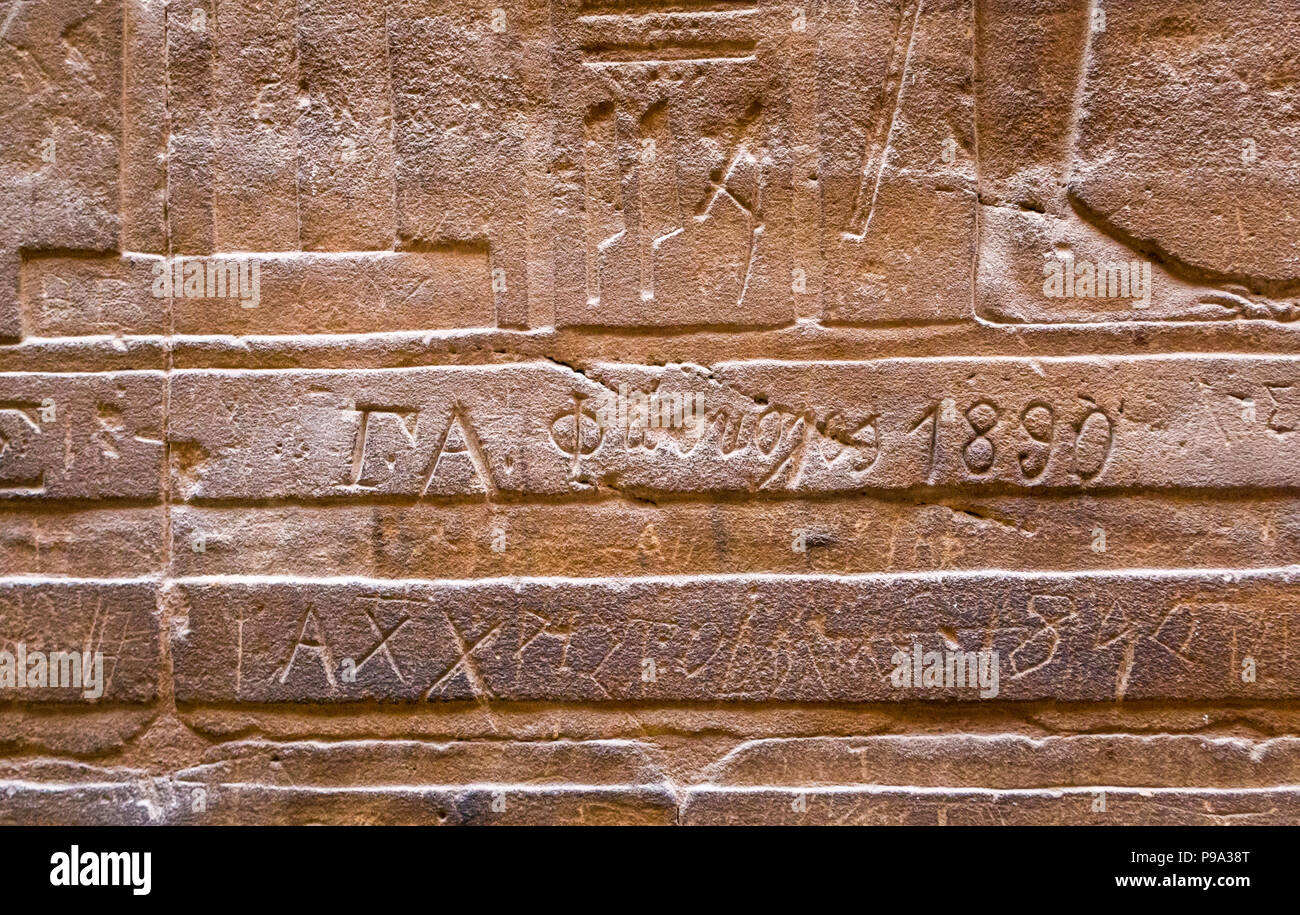 Nahaufnahme Detail der alten ägyptischen Hieroglyphe mit viktorianischen Graffiti datiert 1890, Tempel von Luxor, Luxor, Ägypten, Afrika Stockfoto