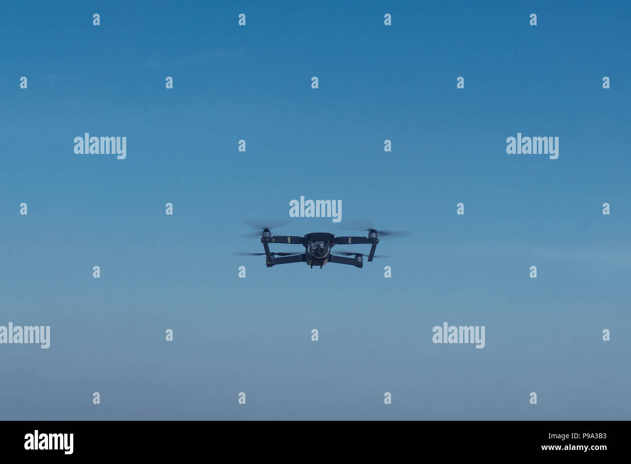 Schwarz drone mit Kamera fliegen Stockfoto