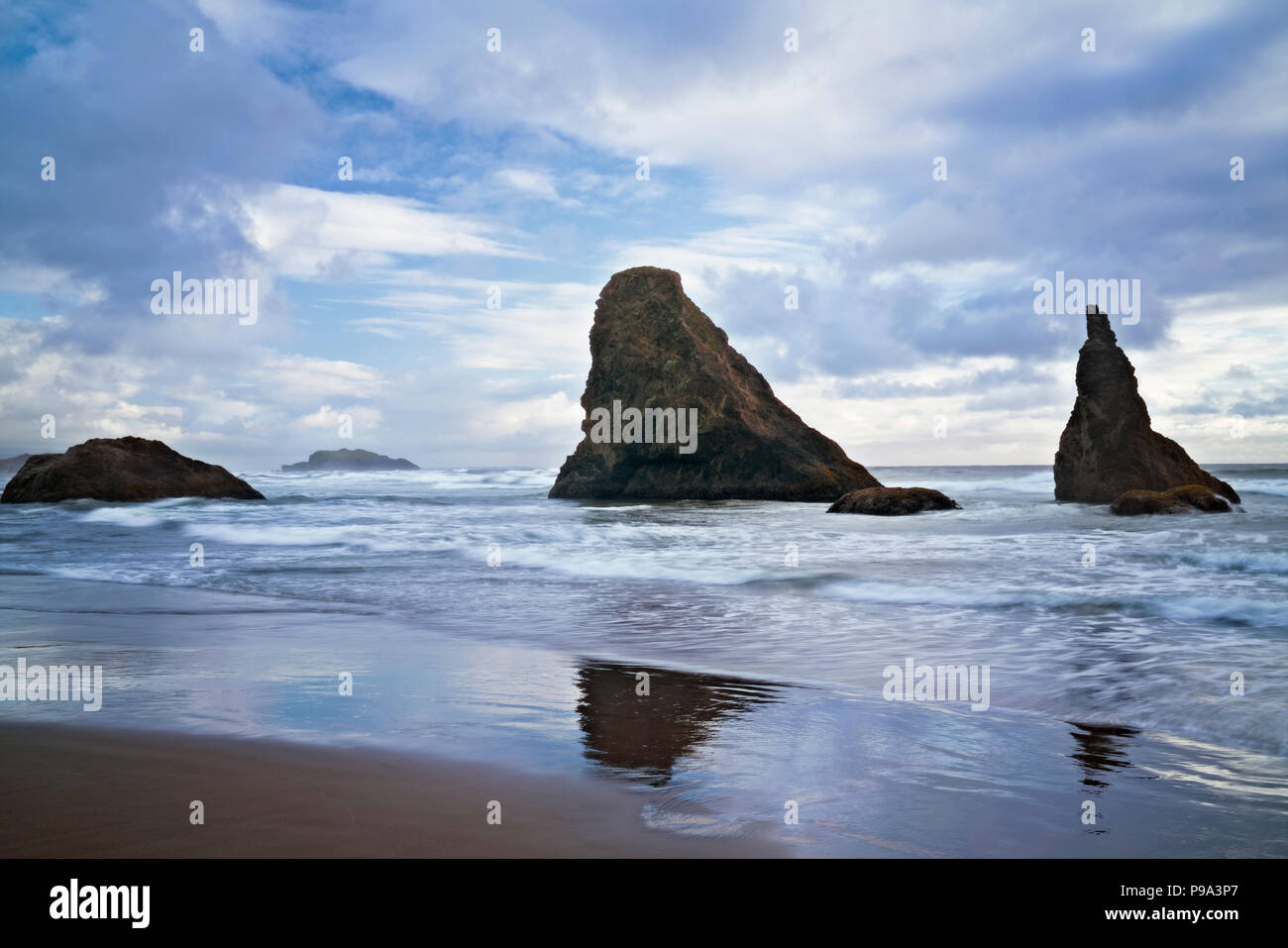 Abend sunbreak wärmt die offshore Meer Stapel entlang Bandon Strand an der südlichen Küste von Oregon. Stockfoto